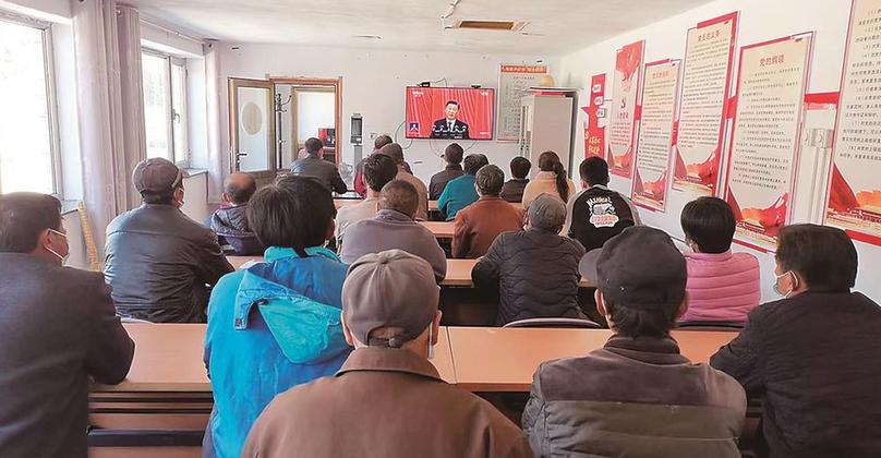 河北省政协机关驻村工作队与村民共同收看二十大开幕盛况